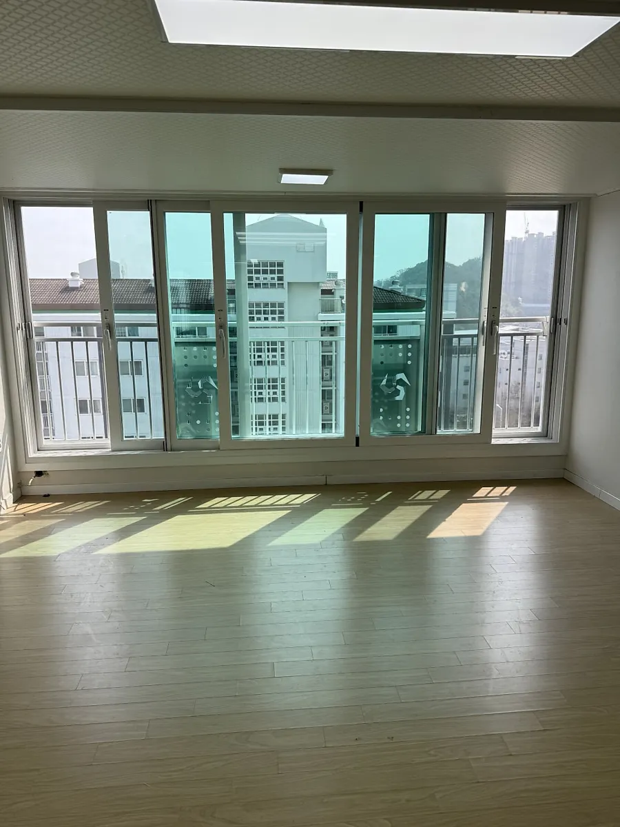 광주 광산구 첨단 첨단호반 KCC 창호 시공 사진 5 — 매끄럽게 덮어주는 코킹 작업을 진행하죠.