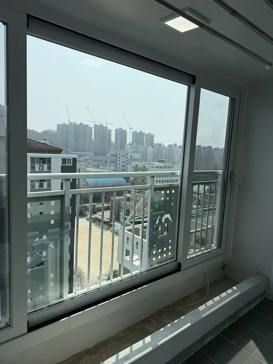 광주 광산구 첨단 첨단호반 KCC 창호 시공 사진 6 — 매끄럽게 덮어주는 코킹 작업을 진행하죠.