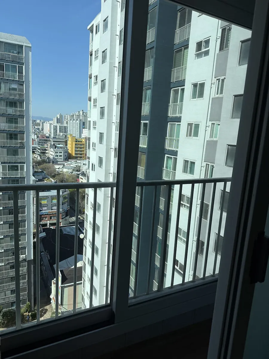 광주 남구 진월동 한신아파트 KCC 창호 시공 사진 9 — 방충망 잠금장치까지 서비스로 시공해드리고 있습니다!