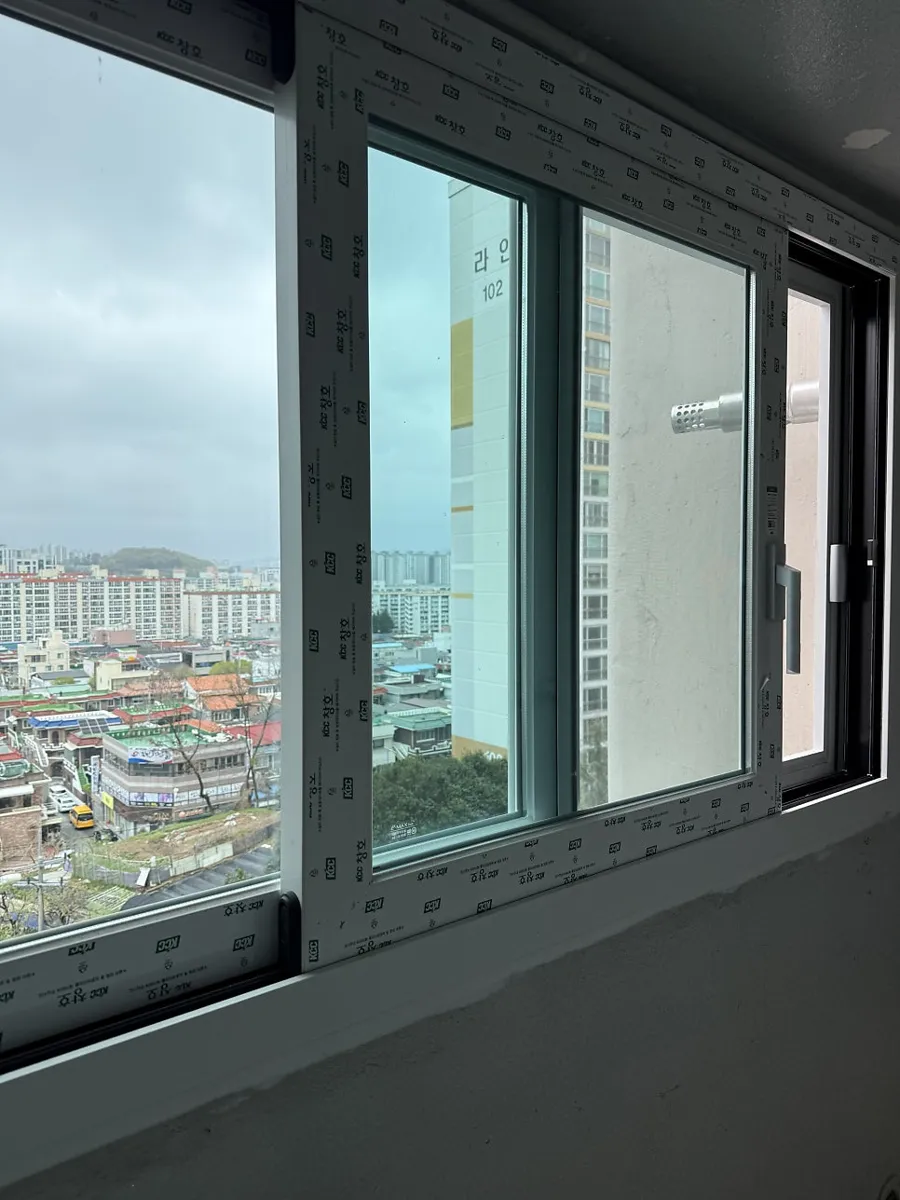 광주 남구 봉선동 라인아파트 KCC 창호 시공 사진 6 — 청동창호가 고객님들께 드리는 약속입니다.