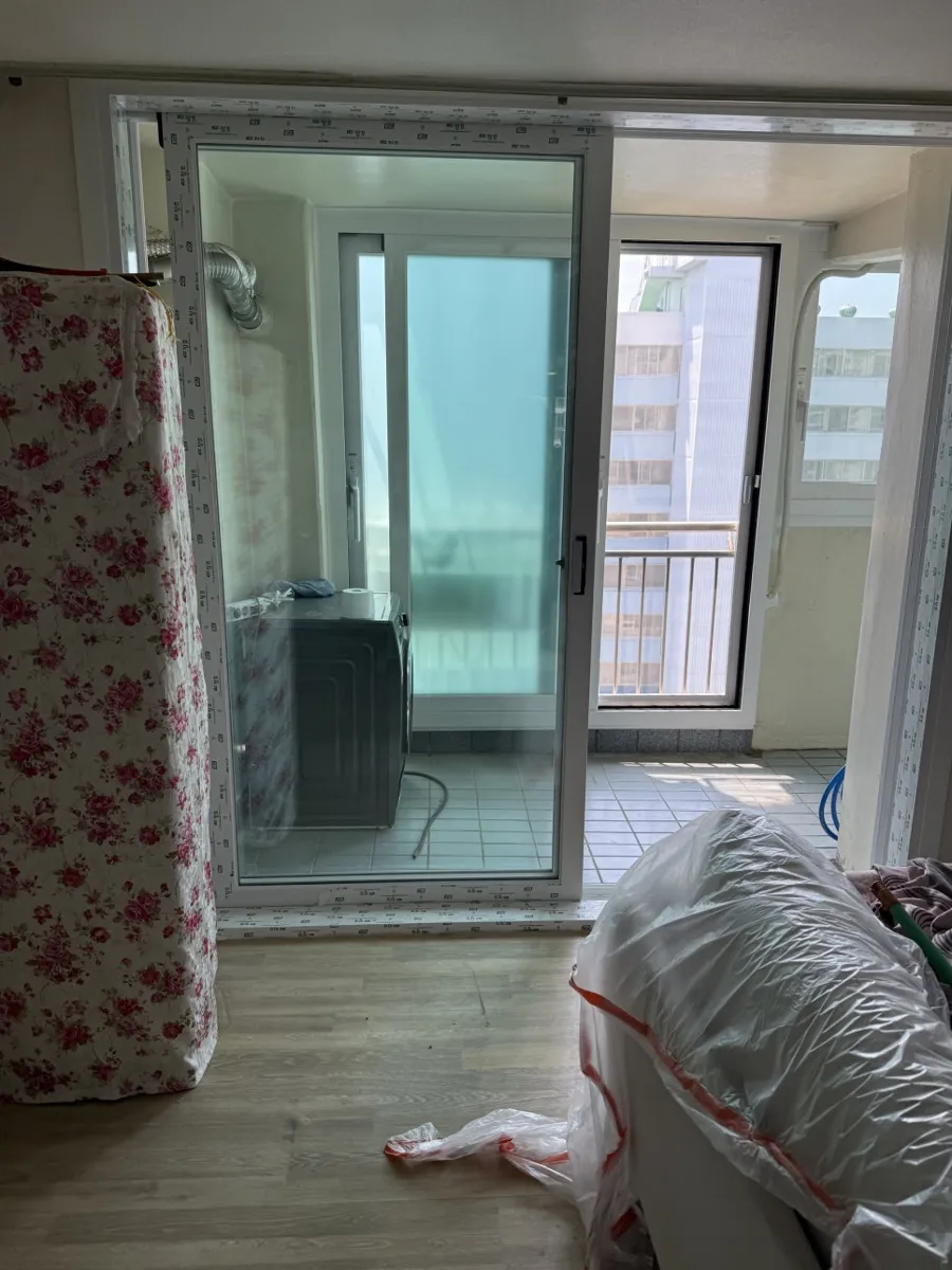 광주 서구 금호시영아파트 KCC 창호 시공 사진 2 — 거주 세대입니다. 짐이 있는 상태에서도 어떻게 먼지 걱정 없이 깔끔하게 하루 만에 포근한 집으로 변신했는지, 그 생생한 현장 디테일을 전해드립니