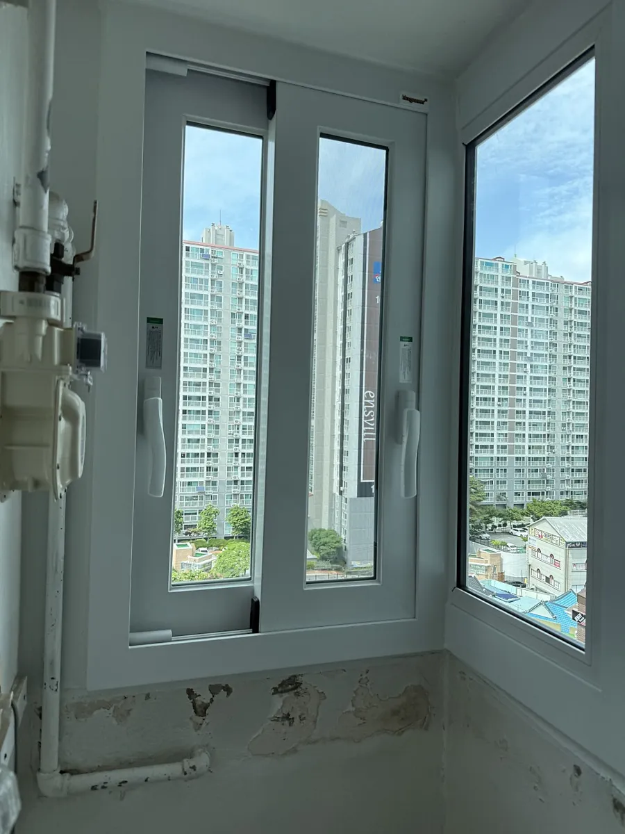 전남 목포 KCC 창호 시공 사진 7 — 세련된 프레임 디자인 덕분에 집안 전체가 한층 더 넓고 화사해 보이는 인테리어 효과는 덤입니다.