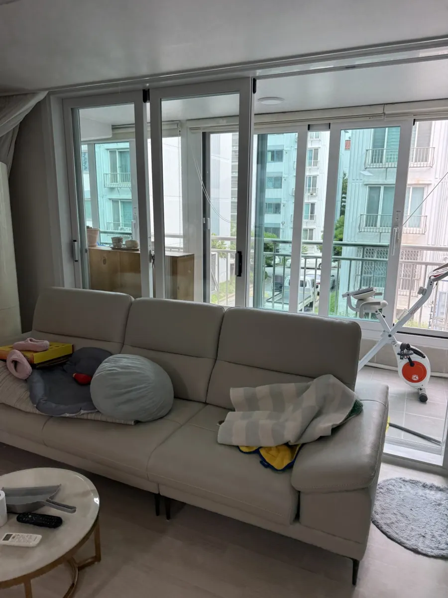광주 광산구 월계동 첨단라인아파트 KCC 창호 시공 사진 1 — 첨단라인아파트 KCC 창호 교체가 완료된 모습입니다. 기존 청색 창틀을 철거하고 화이트 프레임으로 정돈해 실내가 한층 밝고 깔끔해졌습니다.