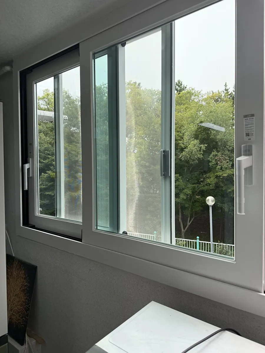 광주 광산구 월계동 첨단라인아파트 KCC 창호 시공 사진 2 — 거실 전면창과 분합문까지 화이트 프레임으로 통일해 공간이 훨씬 환하고 넓어 보입니다. 거실 전면창과 분합문까지 화이트 프레임으로 통일했습니다.