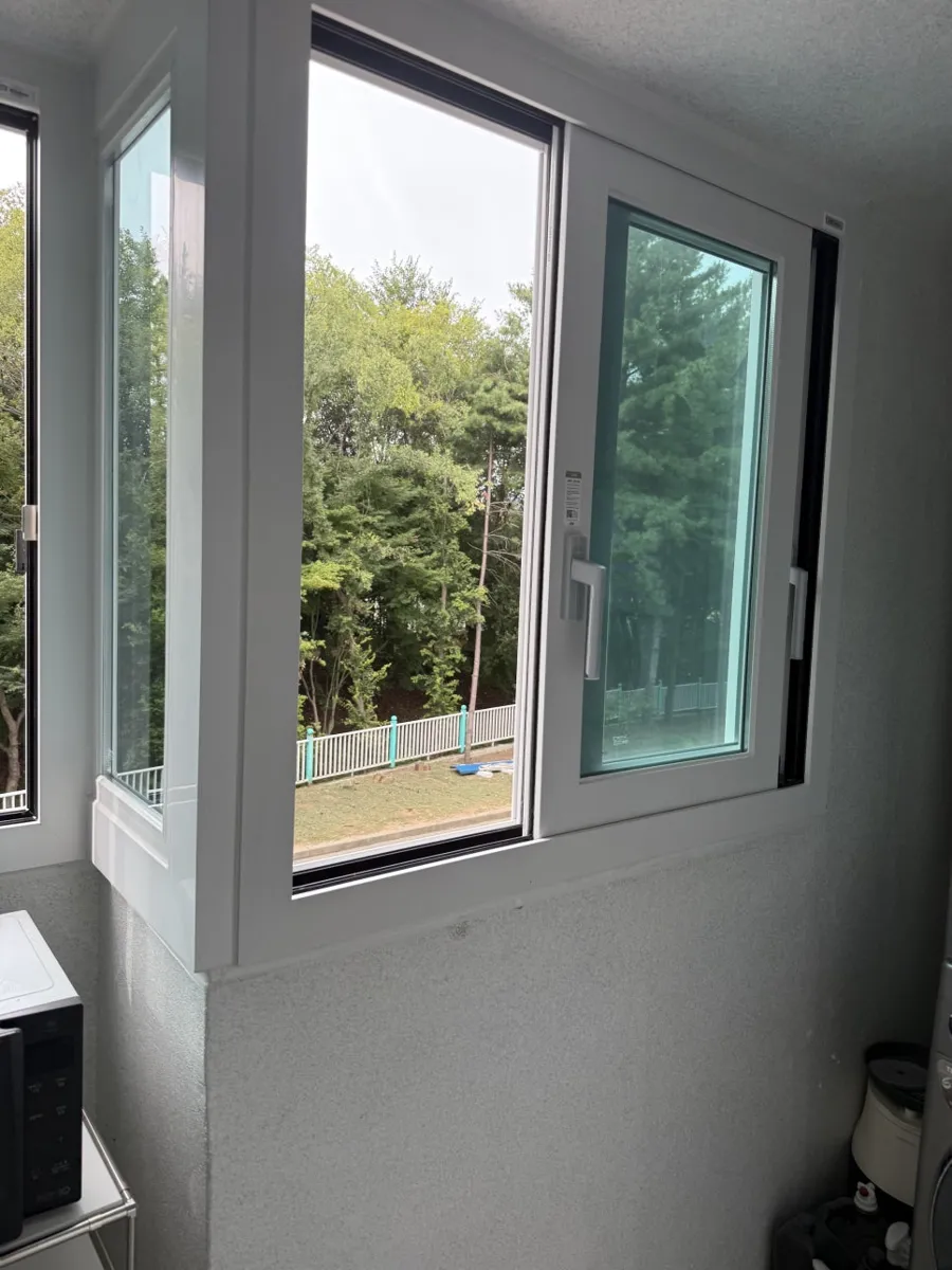 광주 광산구 월계동 첨단라인아파트 KCC 창호 시공 사진 4 — 방향이 꺾이는 코너창도 구조에 맞춰 시공해 연결부가 반듯하고 깔끔하게 완성되었습니다. 이번 현장에서 특히 신경 쓴 곳은 방향이 꺾이는 코너창입니