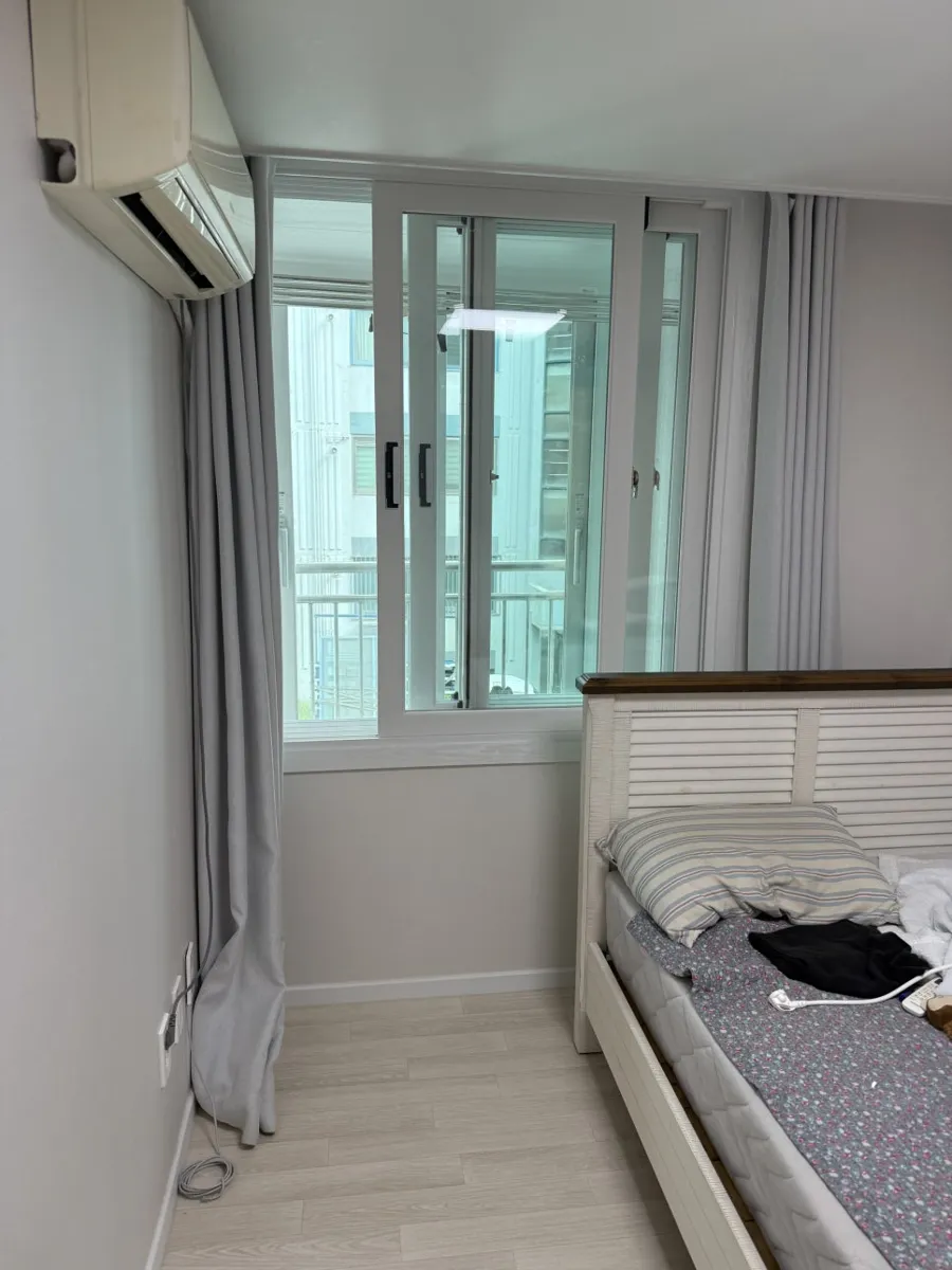 광주 광산구 월계동 첨단라인아파트 KCC 창호 시공 사진 10 — 침실 창은 밝은 화이트 프레임과 넓은 유리 면으로 정돈되어 쾌적한 분위기를 만들어 줍니다. 침실 창은 밝은 화이트 프레임과 넓은 유리 면이 어우
