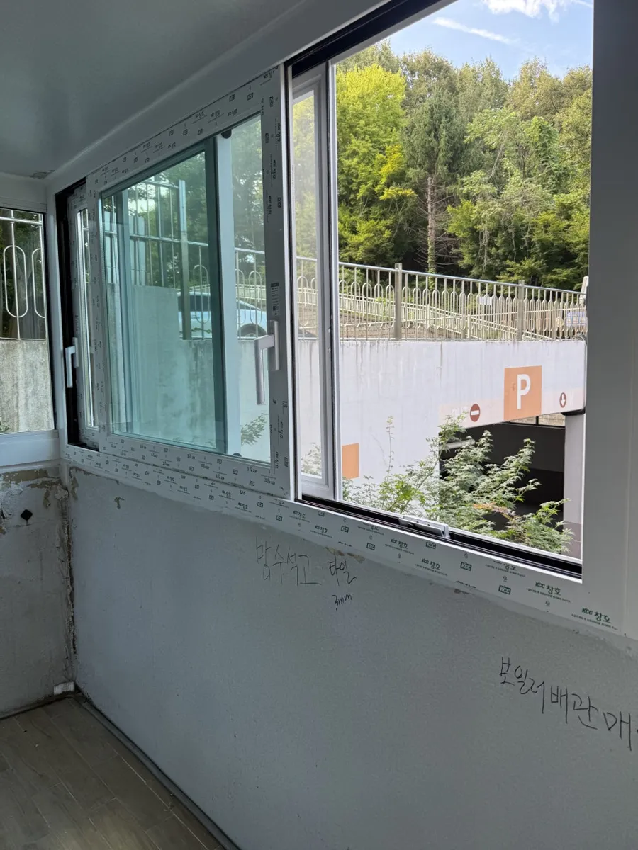 광주 동구 학동 현대아파트 KCC 창호 시공 사진 13 — 개폐 방향과 사용 동선을 검토하는 데 도움이 됩니다.